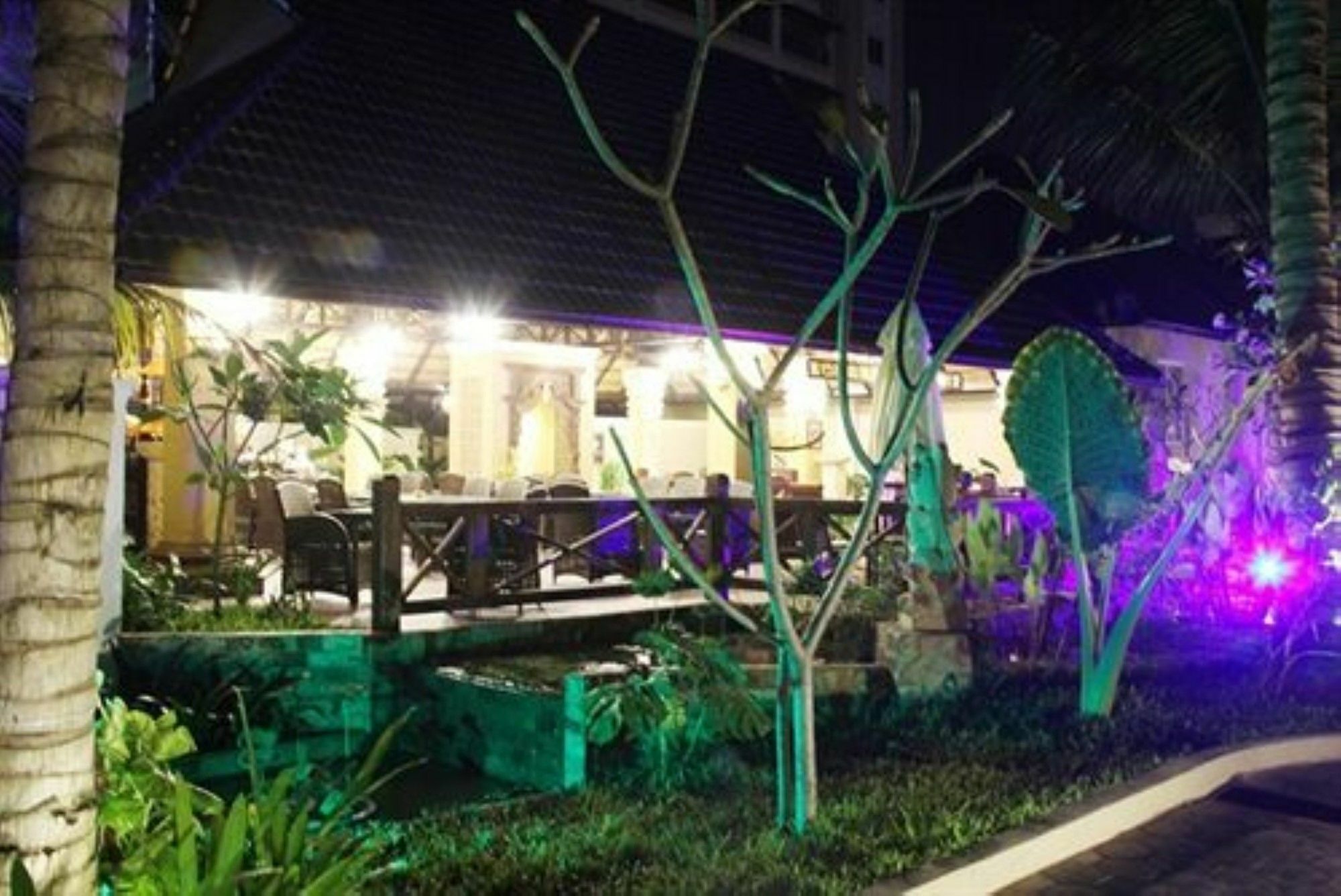 Bali Hotel Phnom Penh Bagian luar foto